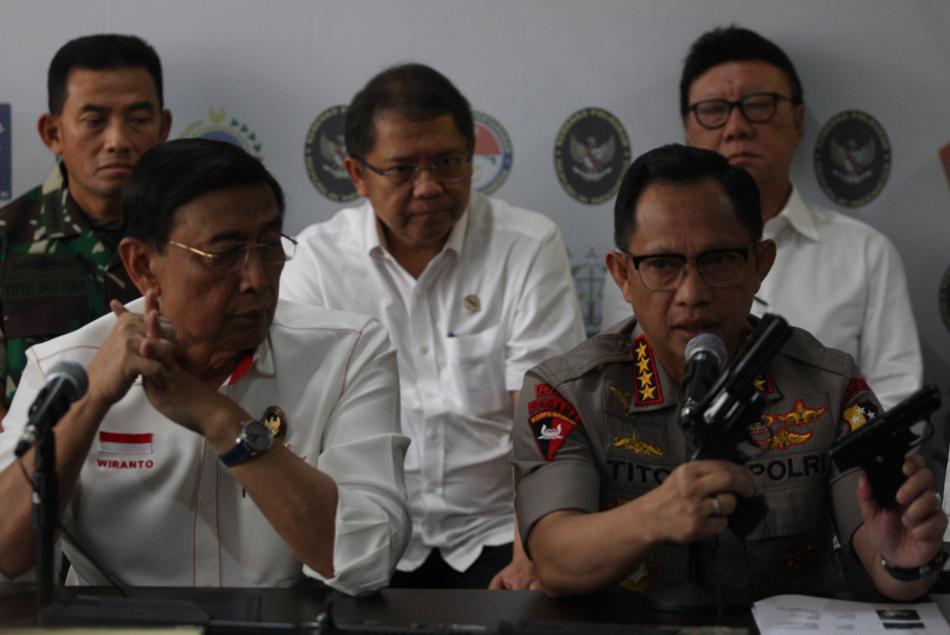 Menko Polhukam Wiranto didampingi Kapolri Jenderal Tito Karnavian (kanan).