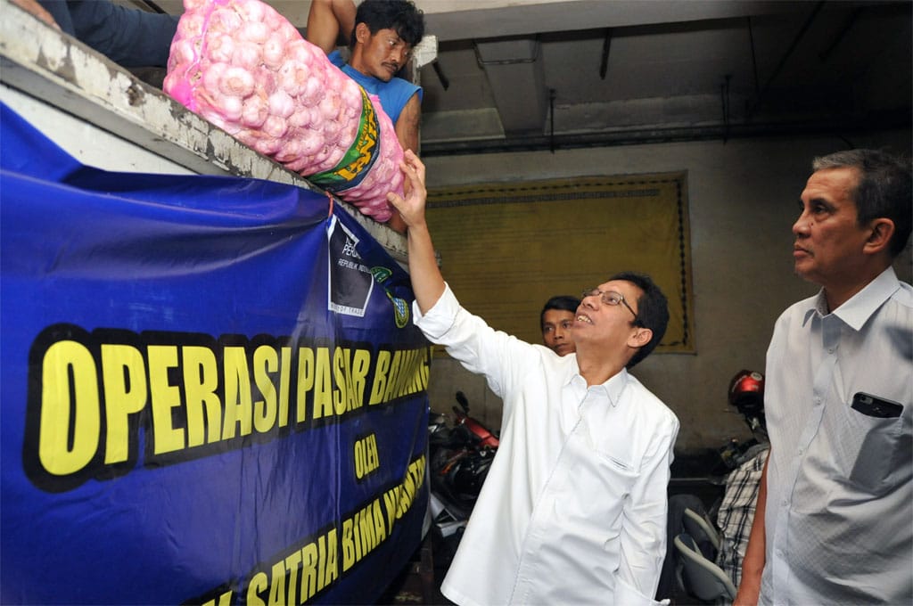 Kepala Bappebti  Indrasari Wisnu Wardana saat operasi pasar bawang putih di Bandung