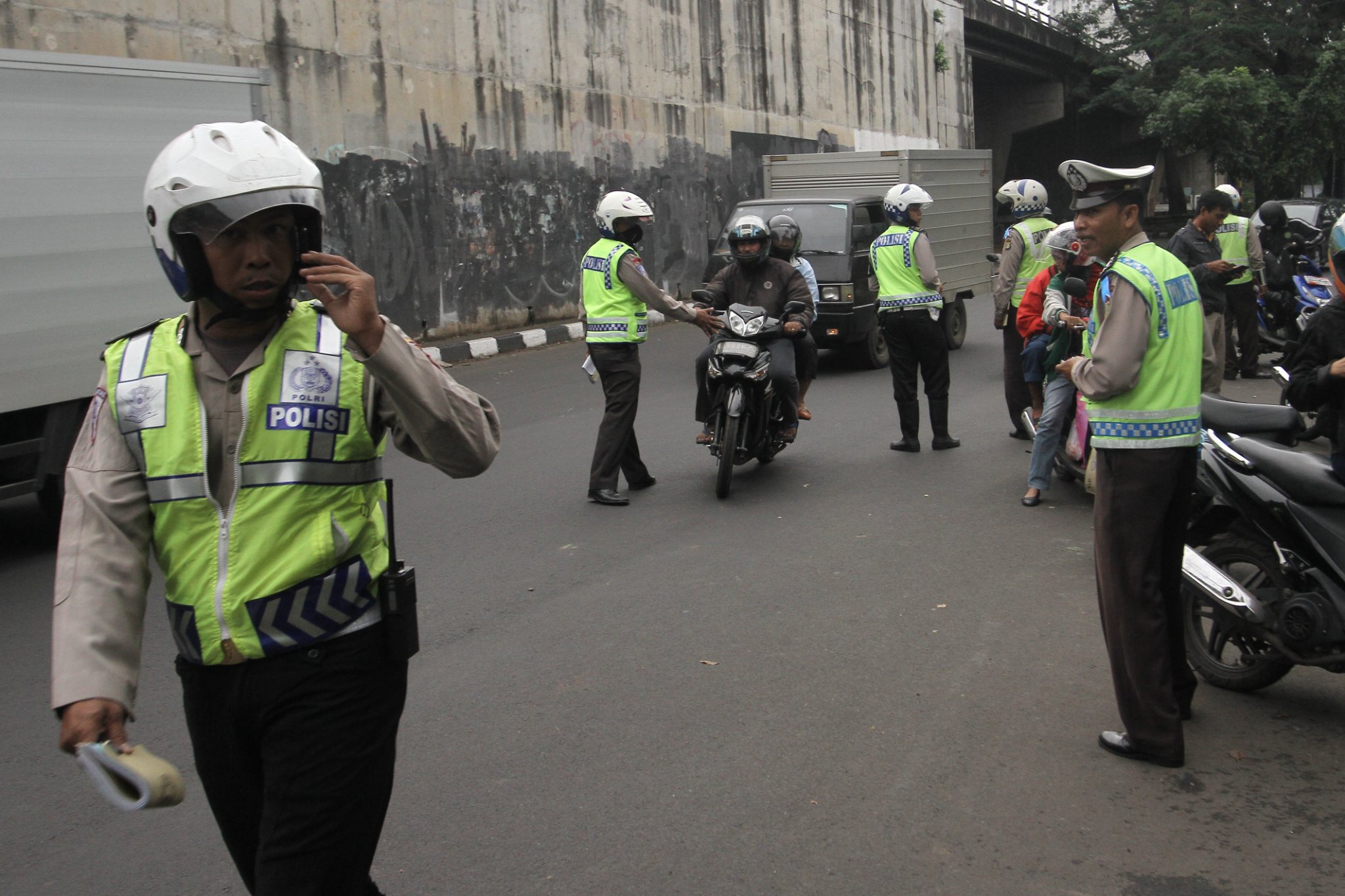 Petugas melakukan Operasi Keamanan Jaya