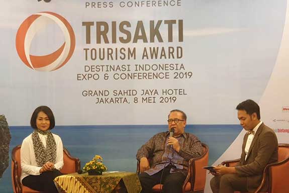  Yayasan Kusuma Pertiwi memberi keterangan tentang kegiatan Trisakti Tourism Award di Jakarta, Rabu (8/5).