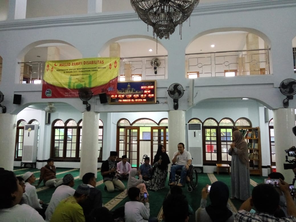 Bunda Galuh memeragakan azan untuk tuna rungu di Masjid El-Syifa, Ciganjur, Jagakarsa.