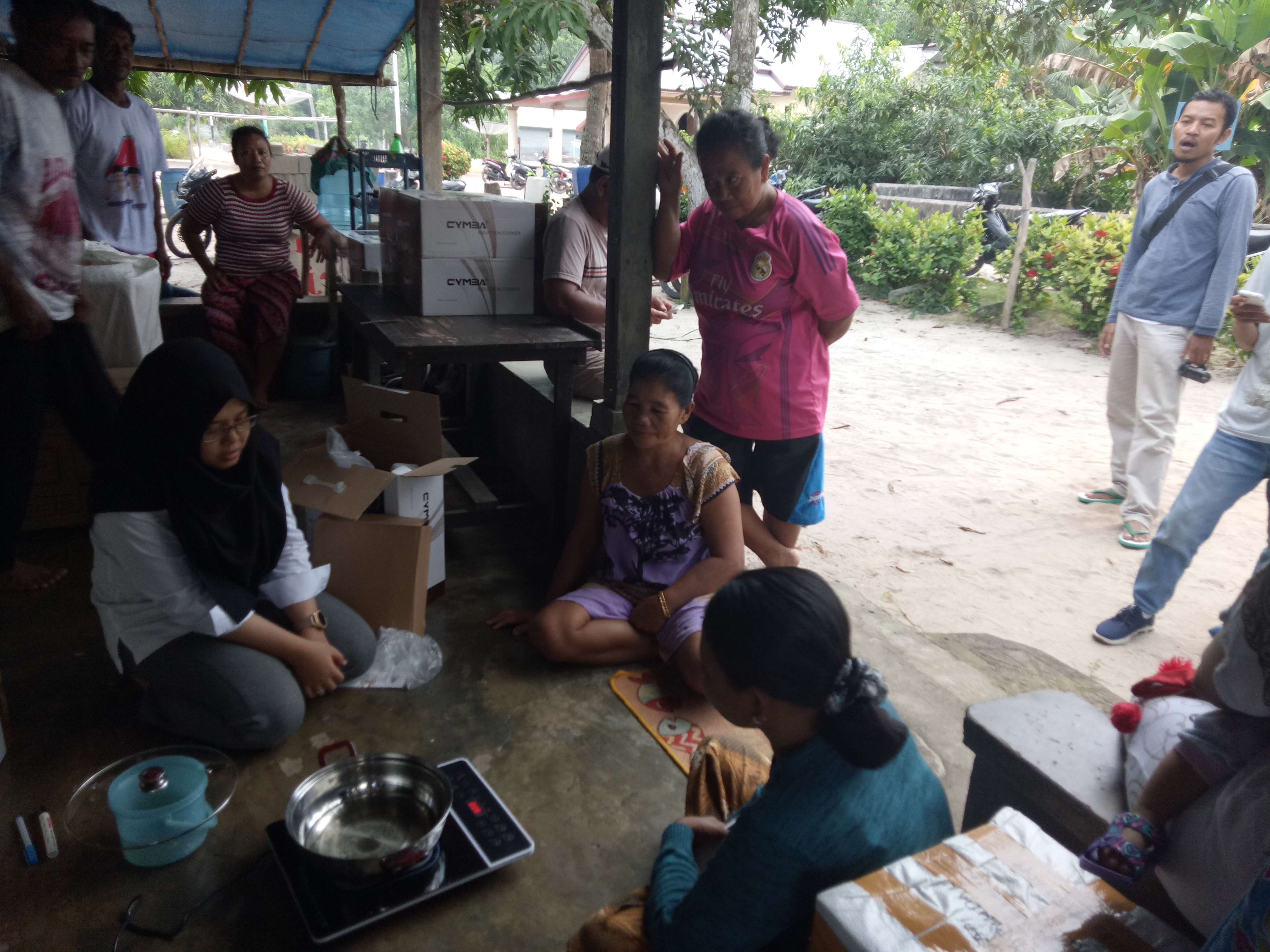 Petugas PLN sedang menyosialisasikan bagaimana menggunakan kompor listrik di depan warga Pulau Seliu, Belitung, Selasa (21/5). 