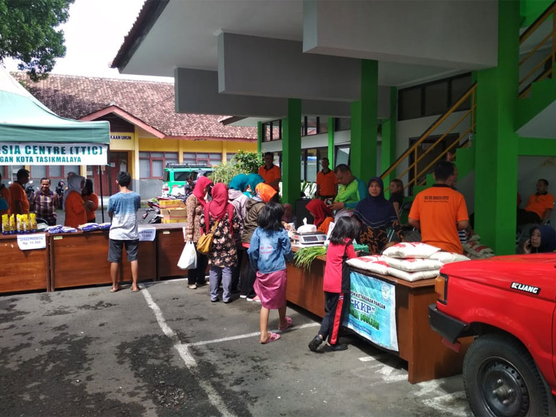 Dinas Ketahanan Pangan, Kota Tasikmalaya menggelar operasi pasar di Komplek Dadaha, Kecamatan Tawang, Kota Tasikmalaya