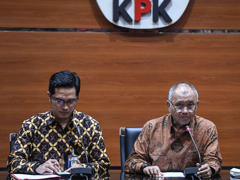 Ketua KPK Agus Rahardjo (kanan) didampingi juru bicara KPK Febri Diansyah (kiri)