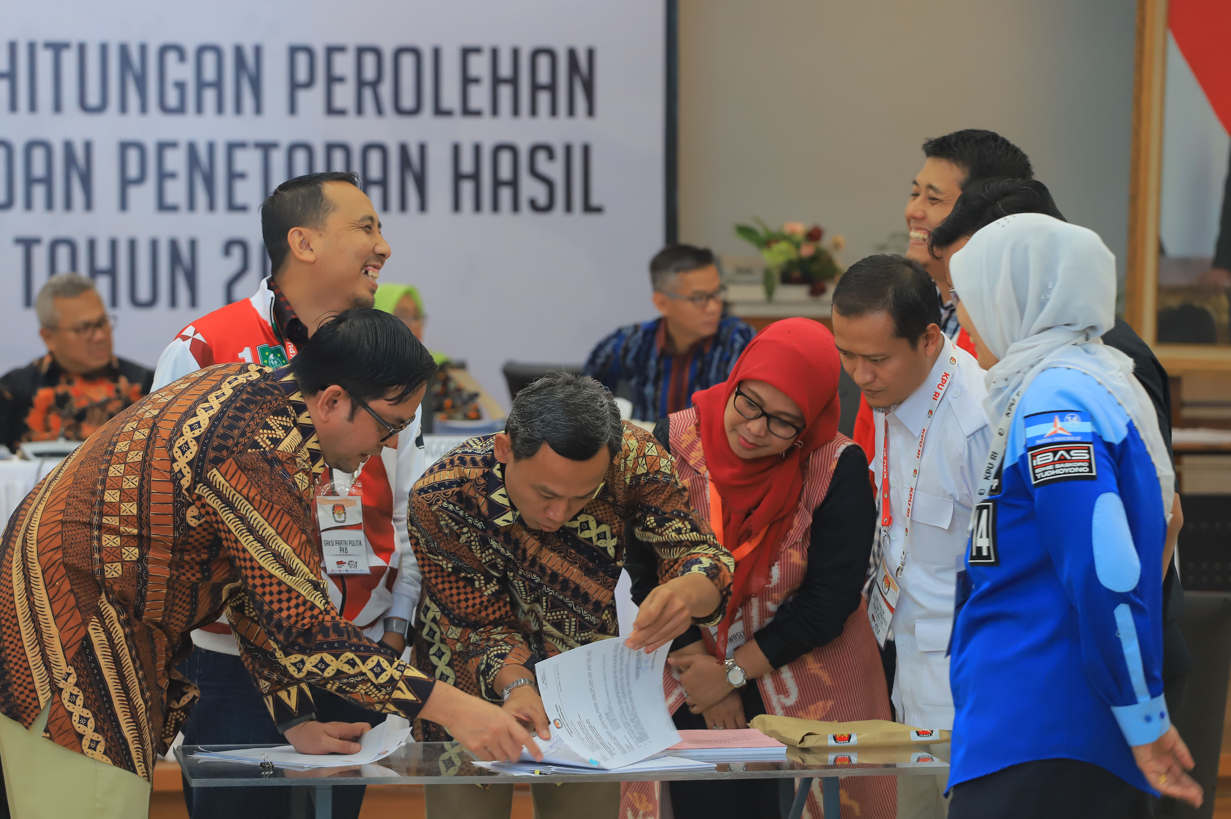  Komisioner Komisi Pemilihan Umum, Viryan Azis (kiri), Pramono Ubaid Tanthowi (tengah) menunjukan formulir DC1 provinsi Kalimantan Tengah