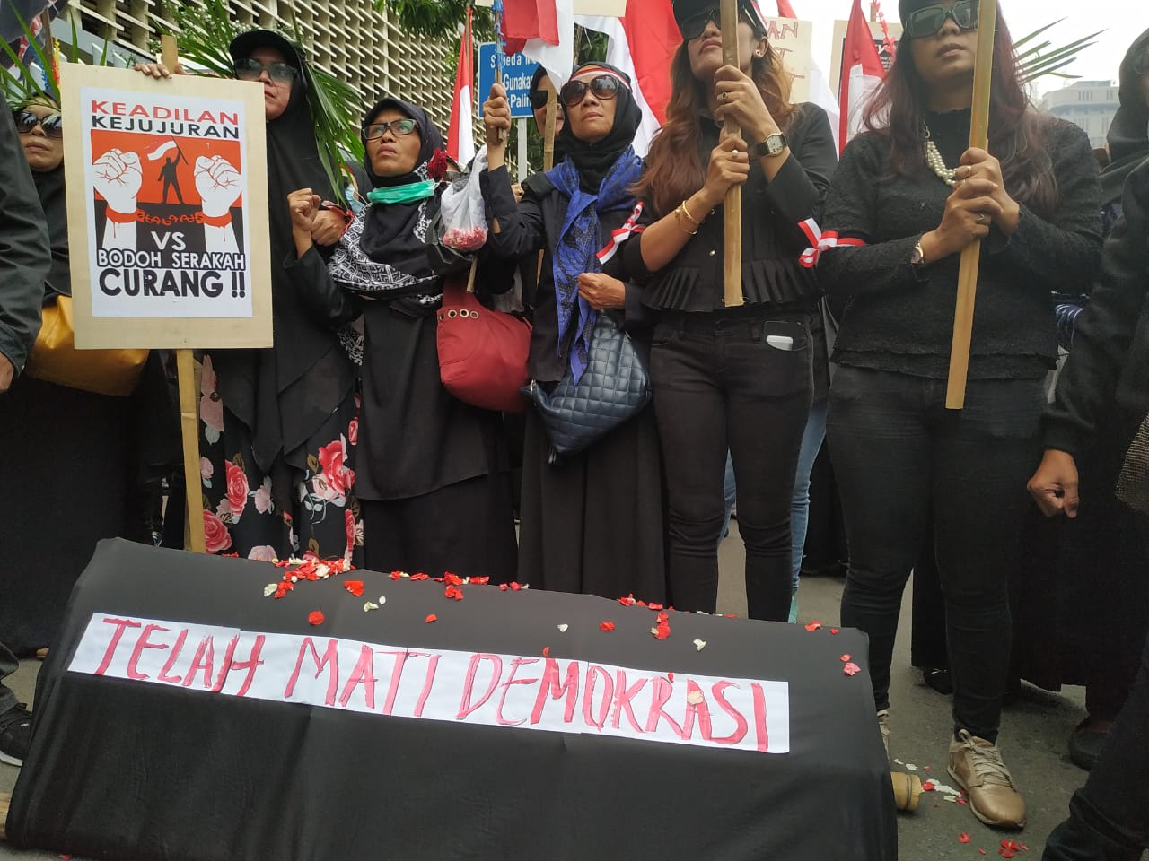 Massa yang tergabung dalam Gerakan Daulat Rakyat (GDR) menggelar aksi unjuk rasa di depan Gedung bawaslu RI, Rabu (15/5).