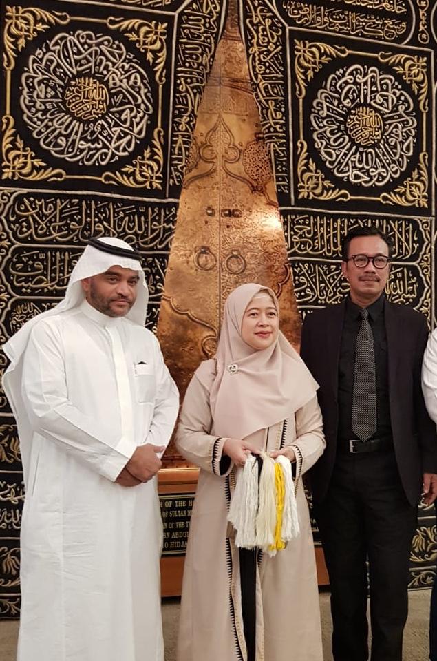  Menko PMK Puan Maharani memegang bahan baku sutera Kiswah Kakbah didampingi Syeikh Ahmad Ba Antar dan Dubes RI untuk Saudi Agus Maftuh