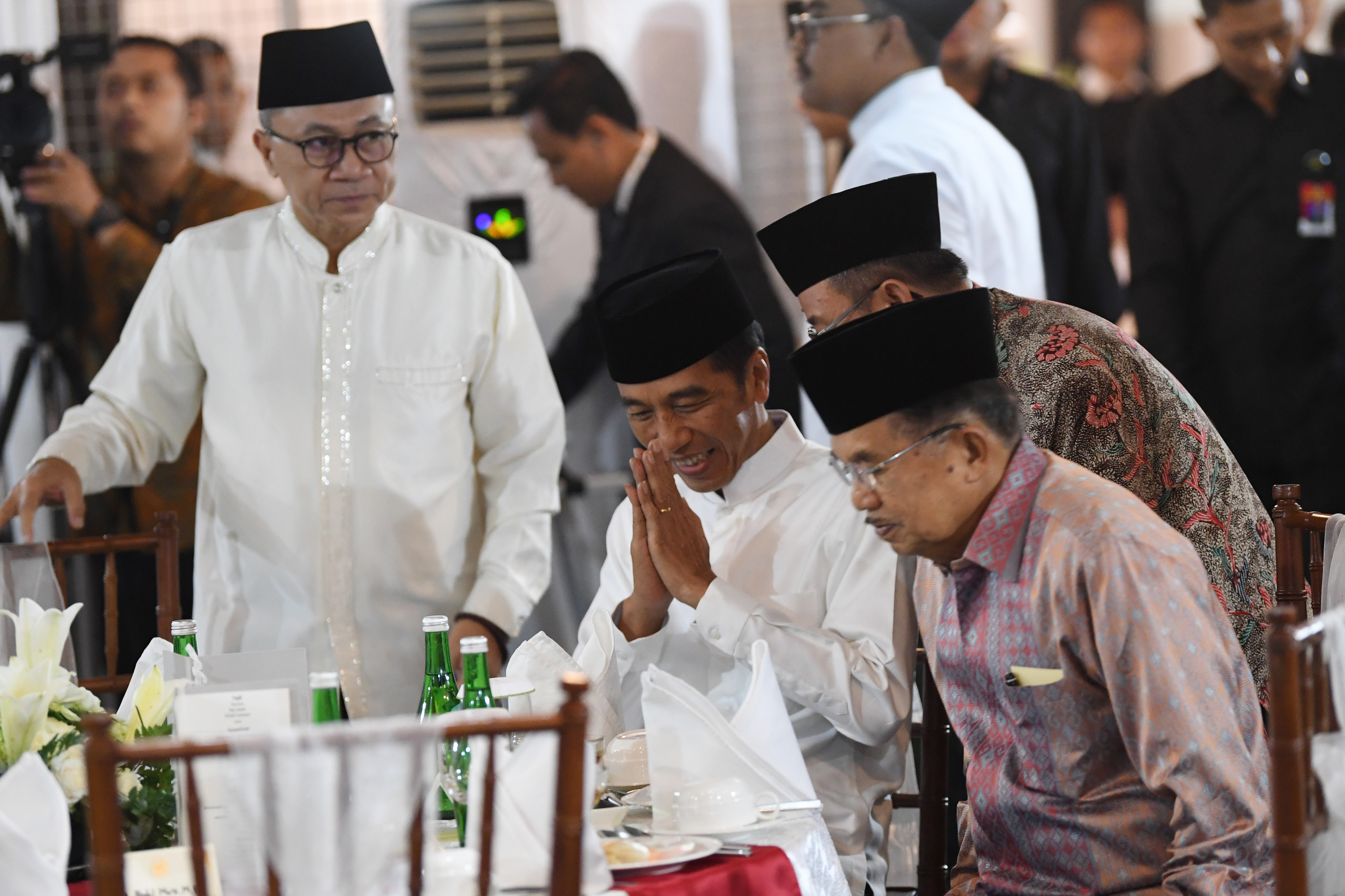 Presiden Jokowi dan Wapres jusuf Kalla saat berbuka puasa di kediaman ketua MPR Zulkifli Hasan