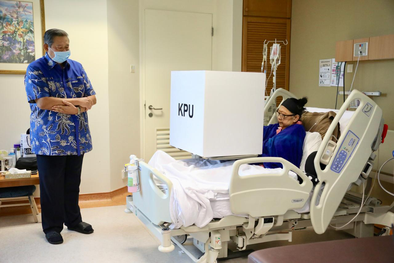 Mantan Presiden Susilo Bambang Yudhoyono mendampingi istrinya Ani Yudhoyono saat pemungutan suara di National University Hospital, (14/4).