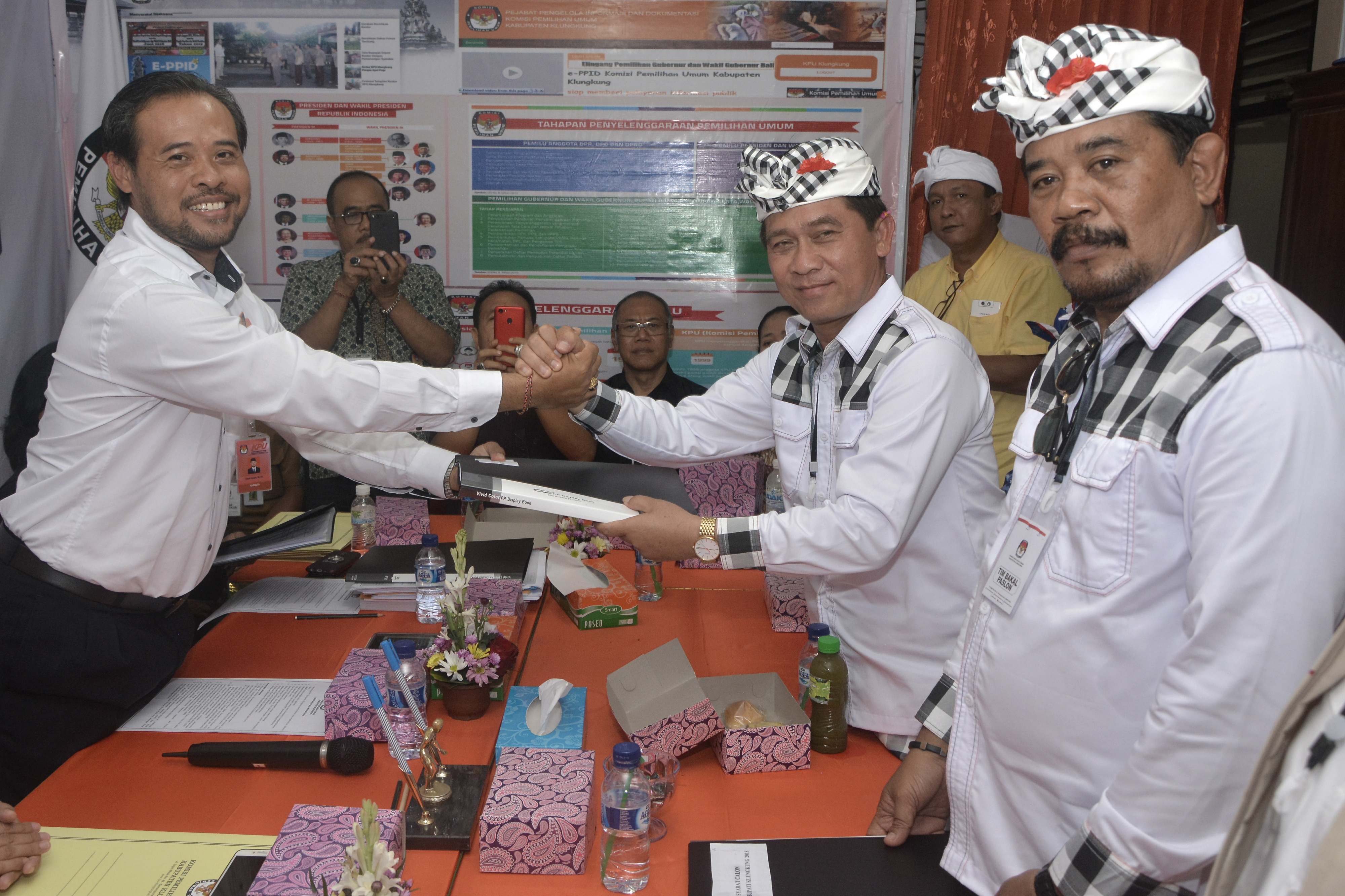 Bupati Klungkung I Nyoman Suwirta (tengah) mengundurkan diri dari Partai Gerindra. 