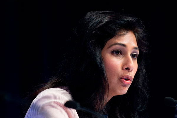 Gita Gopinath, berbicara selama konferensi pers di Washington, DC. 