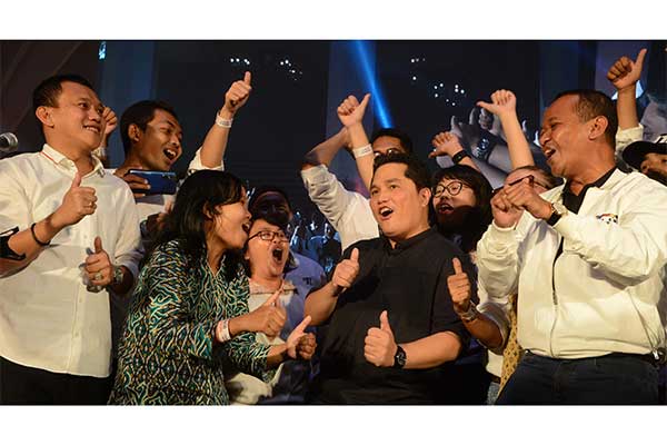 Ketua Tim Kampanye Nasional (TKN) Jokowi-Amin Erick Thohir (tengah) bersama Ketua Direktorat Millenial TKN Bahlil Lahadalia (kanan) dan Juru