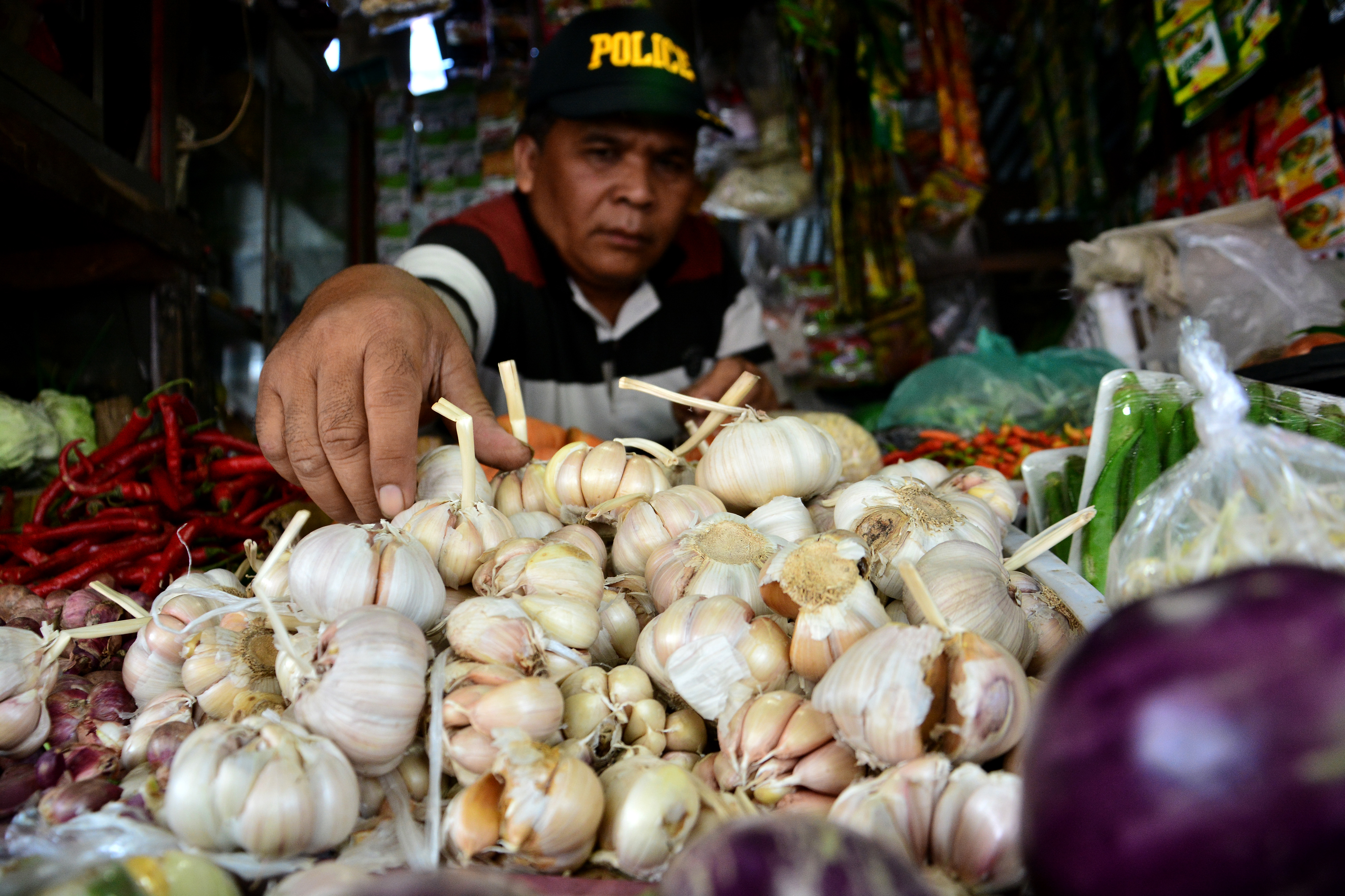 Harga bawang putih tetap tinggi dikarenakan stok terus menipis. 