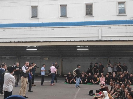 Cak Lontong (tengah) menghibur aparat yang berjaga di Bawaslu 