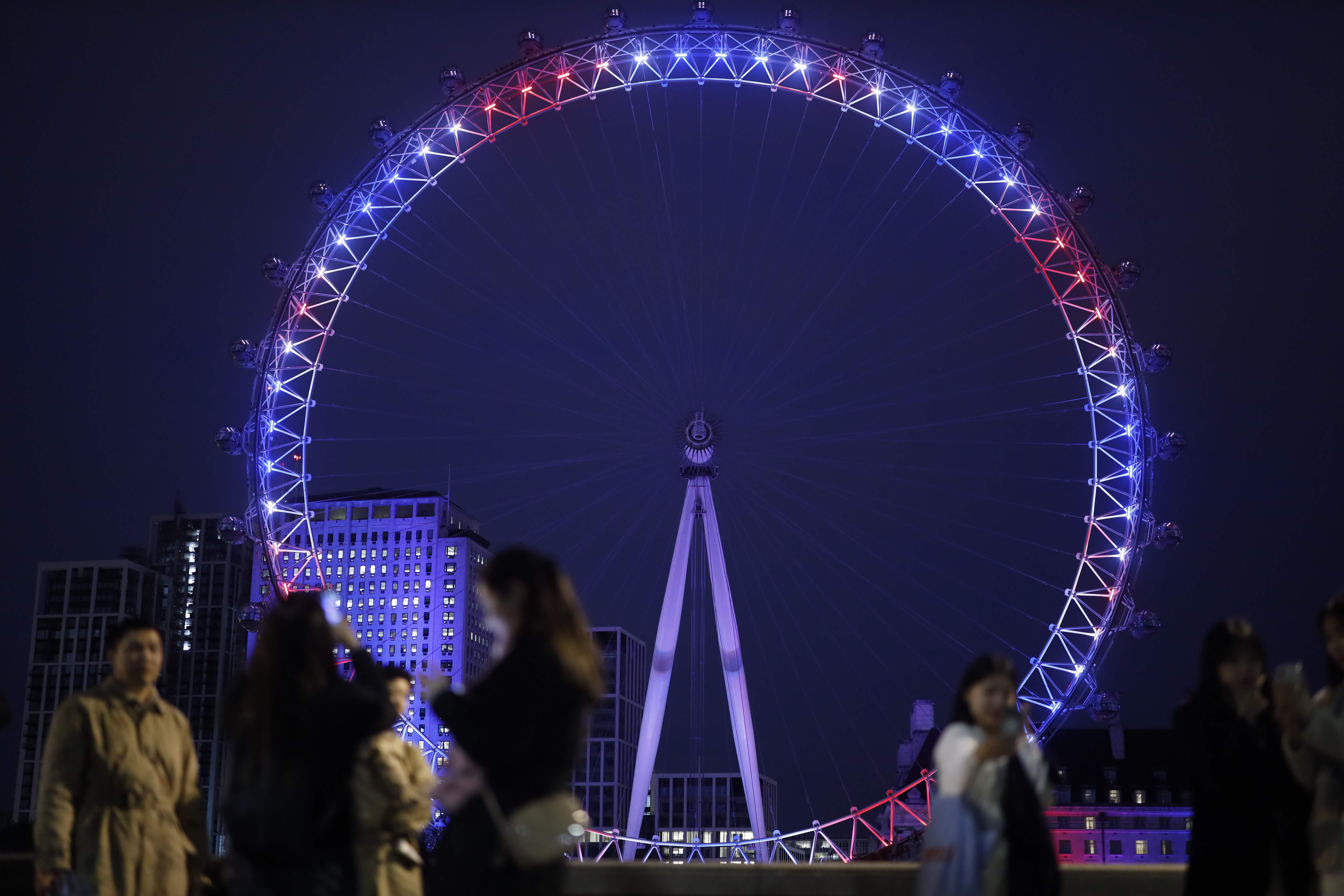 London Eye dinyalakan putih, biru, dan merah menyambut kelahiran putra pertama Pangeran Harry dan Meghan.