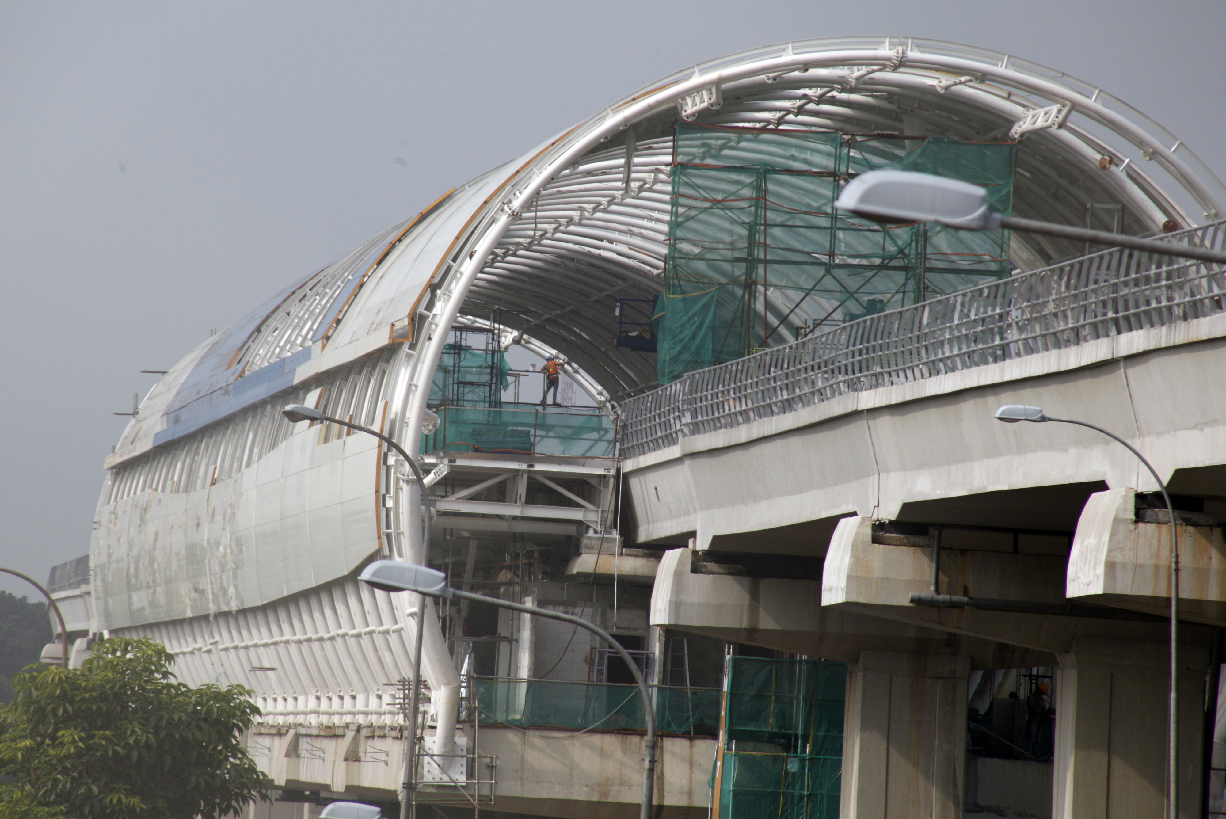 Pekerja menyelesaikan pembangunan infrastruktur Light Rail Transit (LRT) di ruas Jalan Tol Jagorawi, Cibubur, Jakarta Timur,
