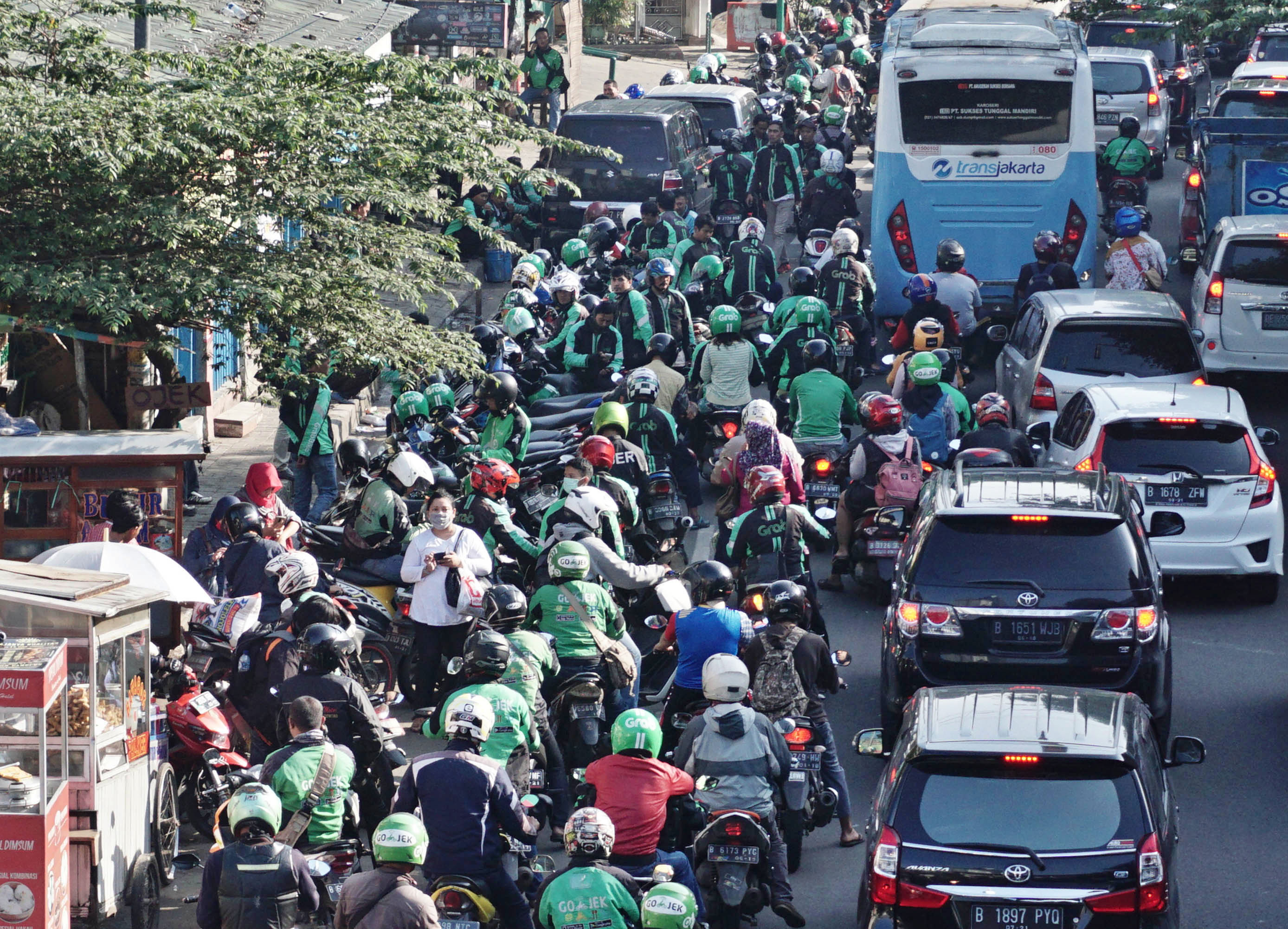  Pengemudi ojek online menunggu penumpang