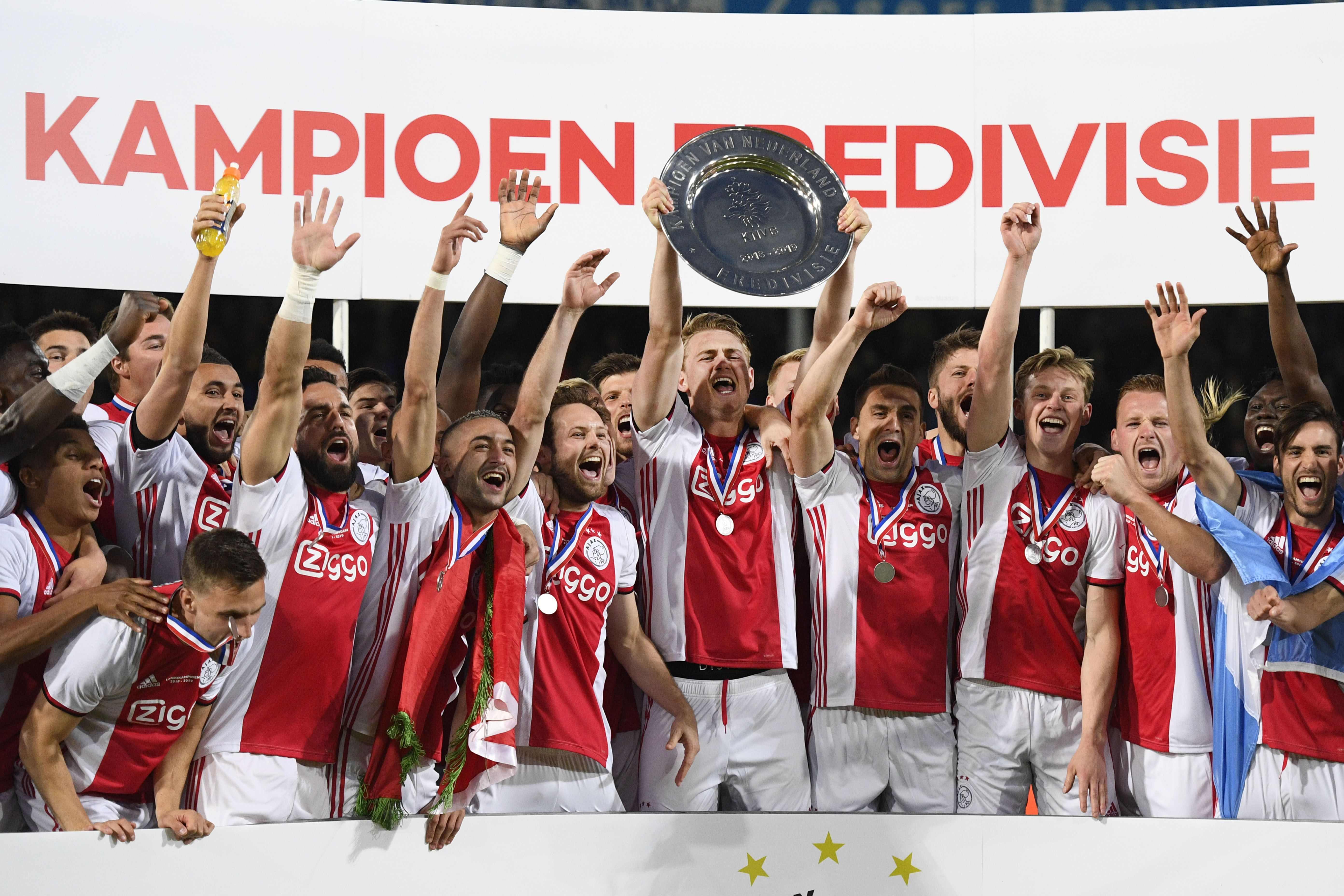 Para pemain Ajax merayakan keberhasilan mereka menjadi juara Eredivisie