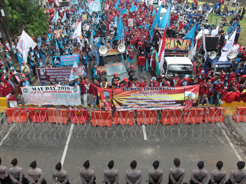 Ratusan buruh dari berbagai serikat buruh melakukan aksi pada peringatan Hari Buruh Internasional May Day di depan Patung Kuda, Jakarta,