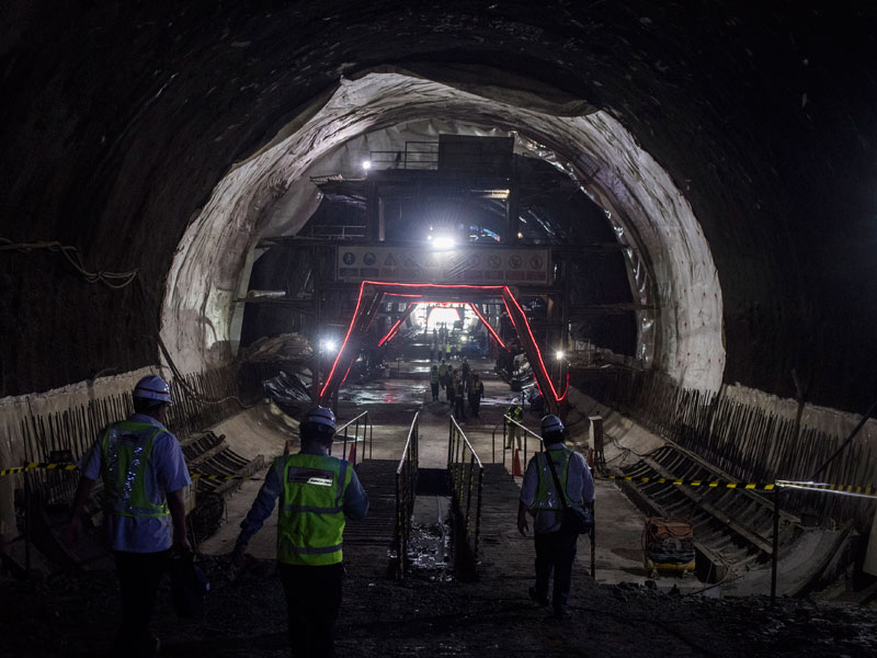Pekerja melintas di dalam Tunnel Walini saat pengerjaan proyek Kereta Cepat Jakarta-Bandung di Kabupaten Bandung Barat, Jawa Barat, Selasa (
