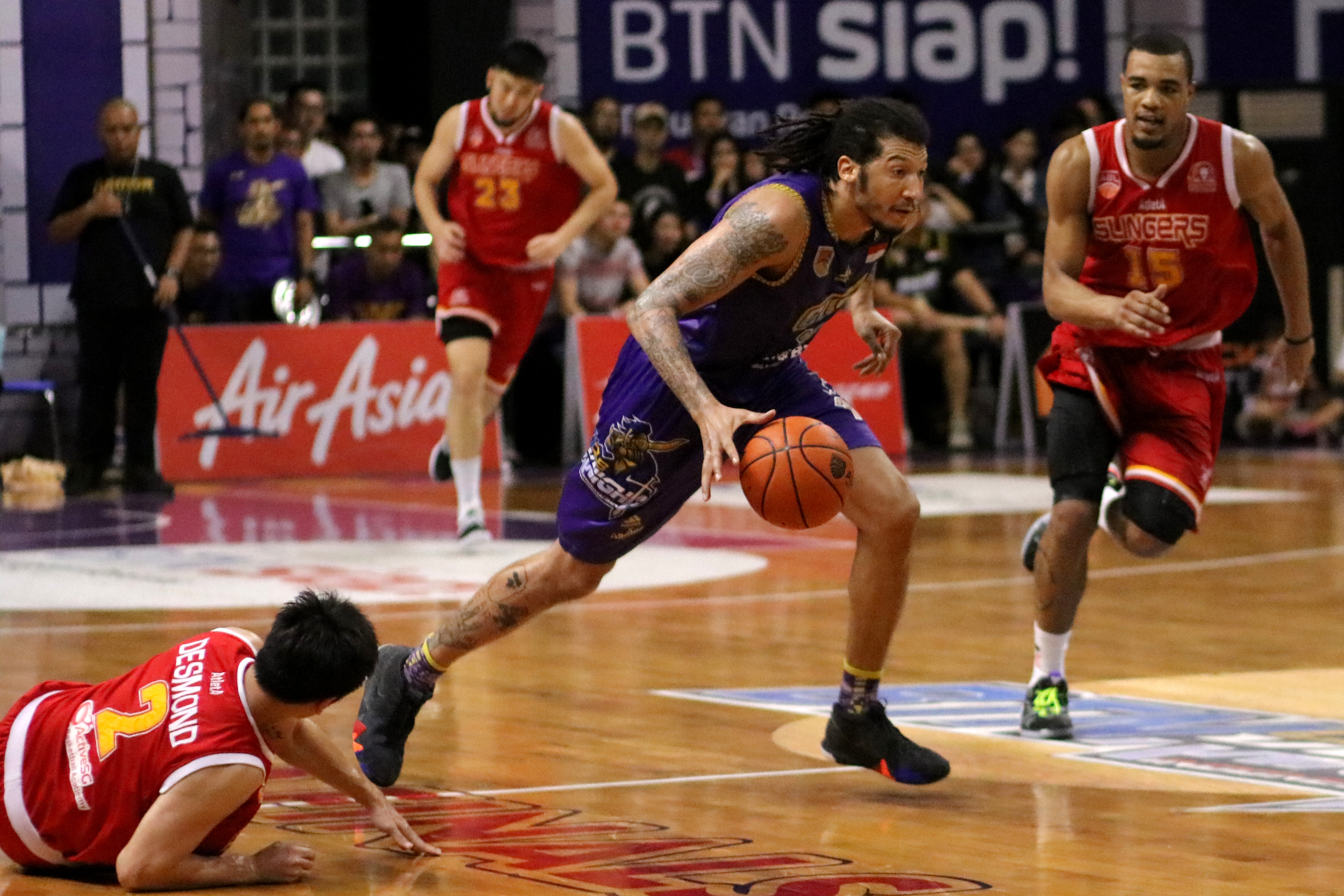 Pemain BTN CLS Knight Maxie Esho (tengah)