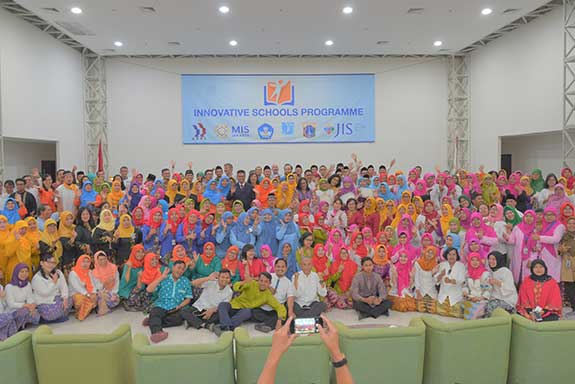 Pembelajaran Berbasis Pertanyaan Dorong Siswa Lebih Termotivasi para pendidik dapat belajar bagaimana menciptakan kelas yang menyenangkan. 