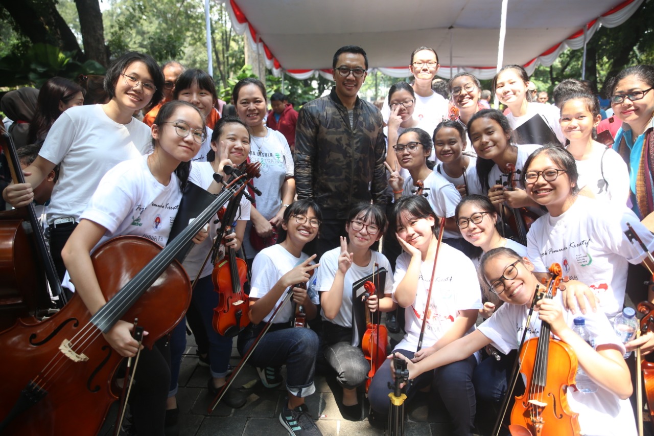 Menpora Imam Nahrawi bersama para pemain musik Konser Indonesia Raya di Taman Suropati, Menteng, Jakarta.