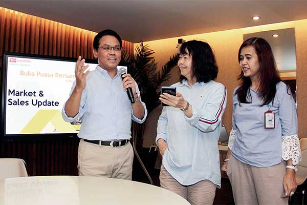 Marketing CR Division Head AI-DSO Hendrayadi Lastiyoso (kiri), Marketing Director PT ADM Amelia Tjandra (tengah), dan Corp Planning & Commun