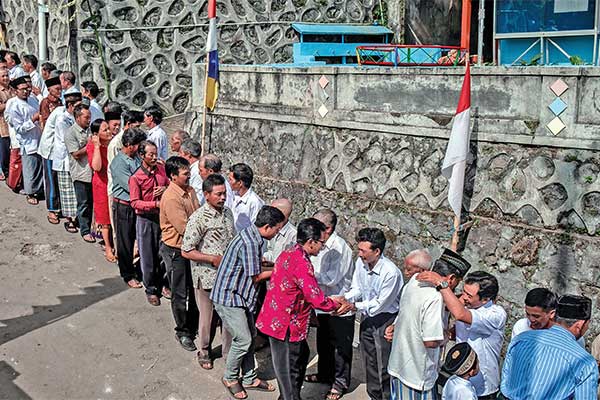 Warga yang beragama Islam, Kristen, dan Katolik bersilaturahim dengan umat Buddha dalam perayaan Hari Raya Waisak 2563 BE/2019 di Dusun Thek