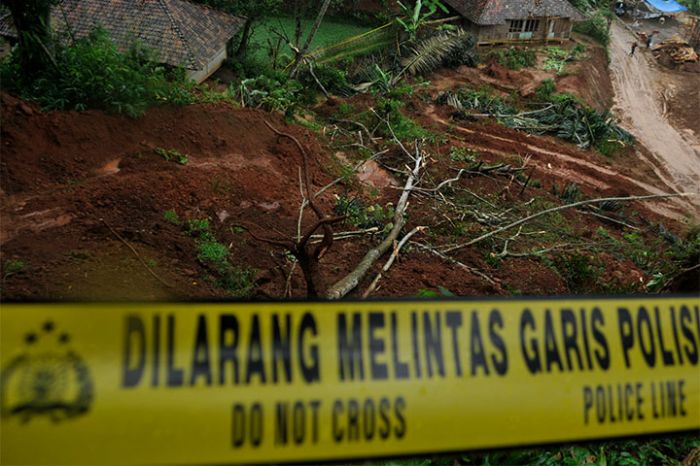 Longsor di Gunung Pongkor menyebabkan delapan orang pekerja tambang tertimbun.