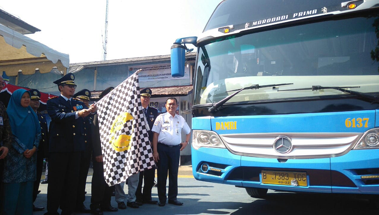  Wali Kota Sukabumi, Jawa Barat, Achmad Fahmi, secara simbolis melepas operasional bus Damri yang melayani trayek Sukabumi-Bandara Soetta