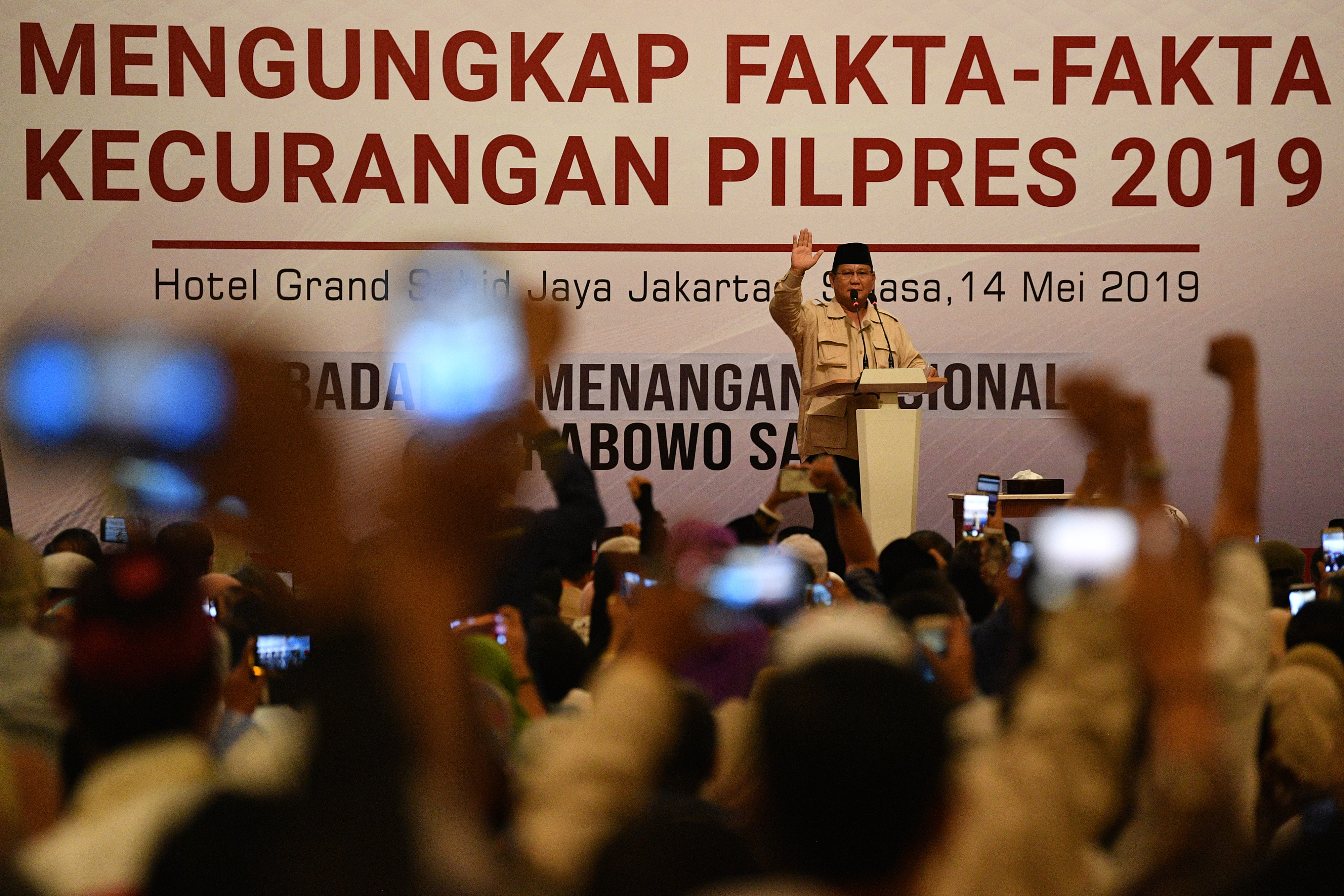 Prabowo Subianto berpidato saat pihaknya mengungkap kecurangan Pilpres 2019 di Jakarta, Selasa (14/5)