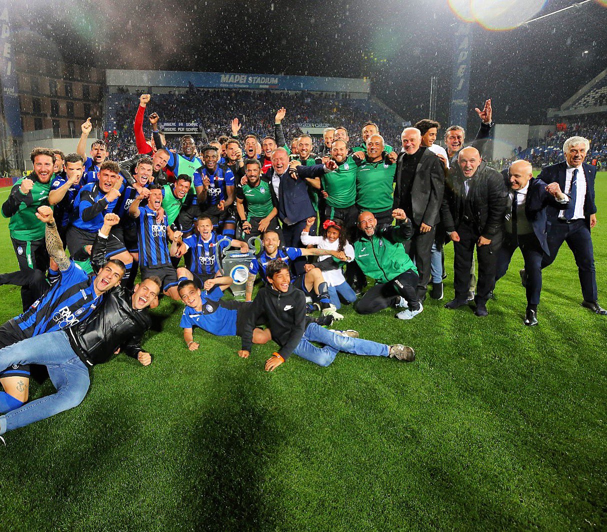 Para pemain Atalanta merayakan keberhasilan mereka meraih tiket ke Liga Champions pada musim depan.