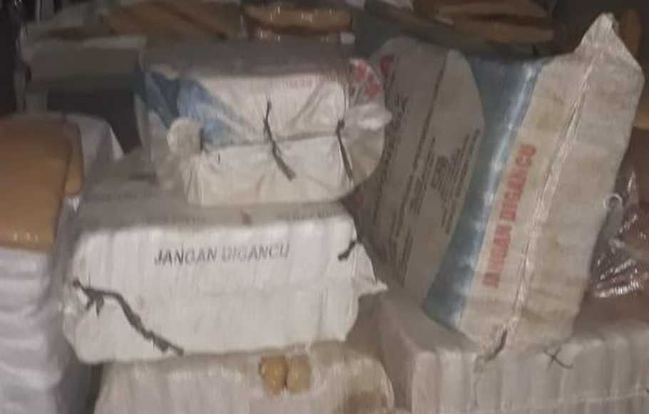 Barang bukti narkotika jenis ganja seberat kurang lebih 400 kilogram disita BNN.