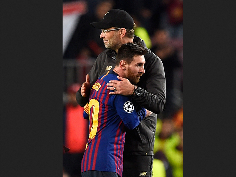 Pelatih Liverpool Juergen Klopp mengucapkan selamat kepada Lionel Messi selepas laga leg pertama semifinal Liga Champions.
