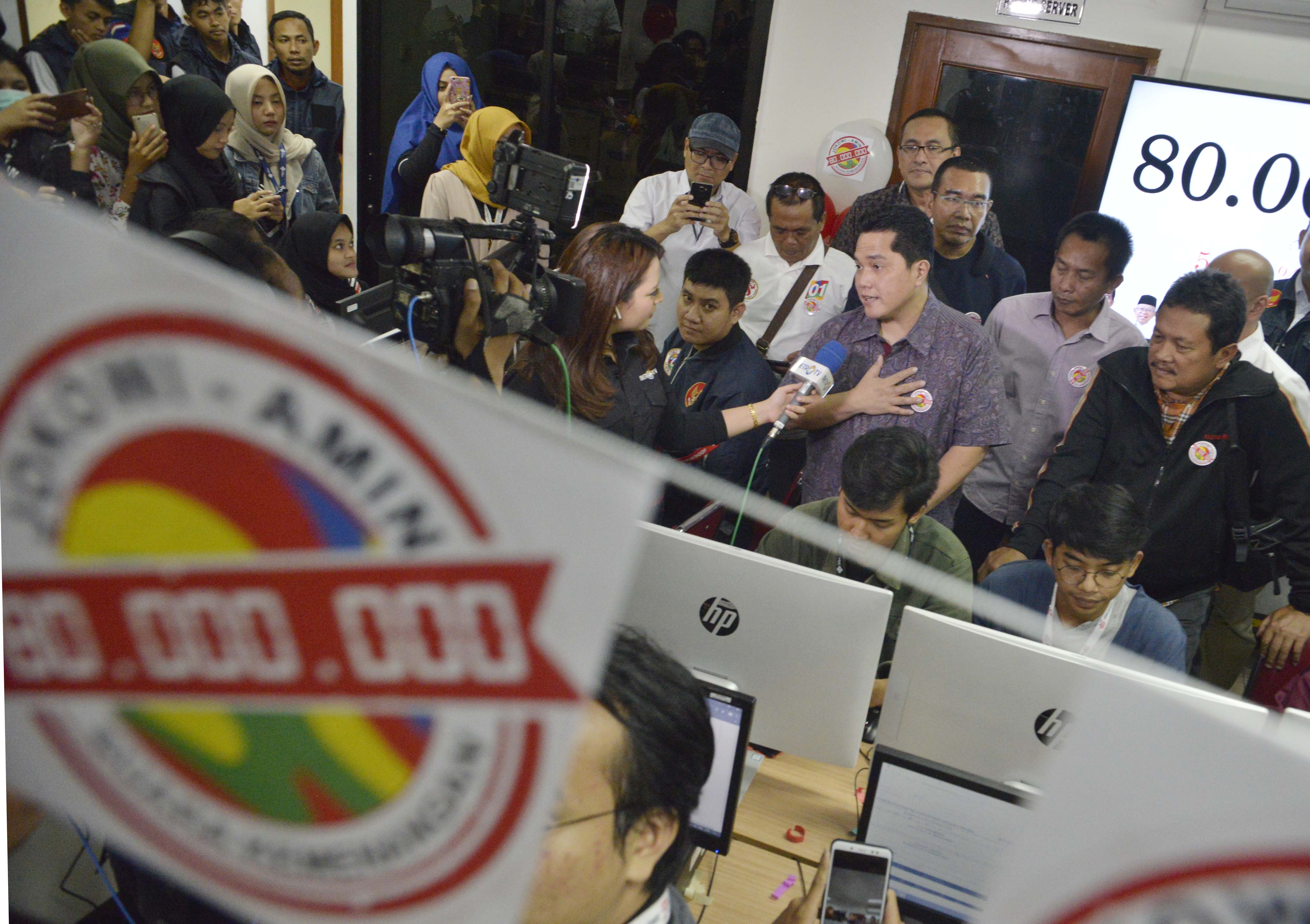  Ketua Tim Kampanye Nasiuonal (TKN) Jokowi-Amin, Erick Thohir (tengah) bersama dengan Bendahara TKN Joko Widodo-Ma'ruf Amin, Wahyu Sakti 