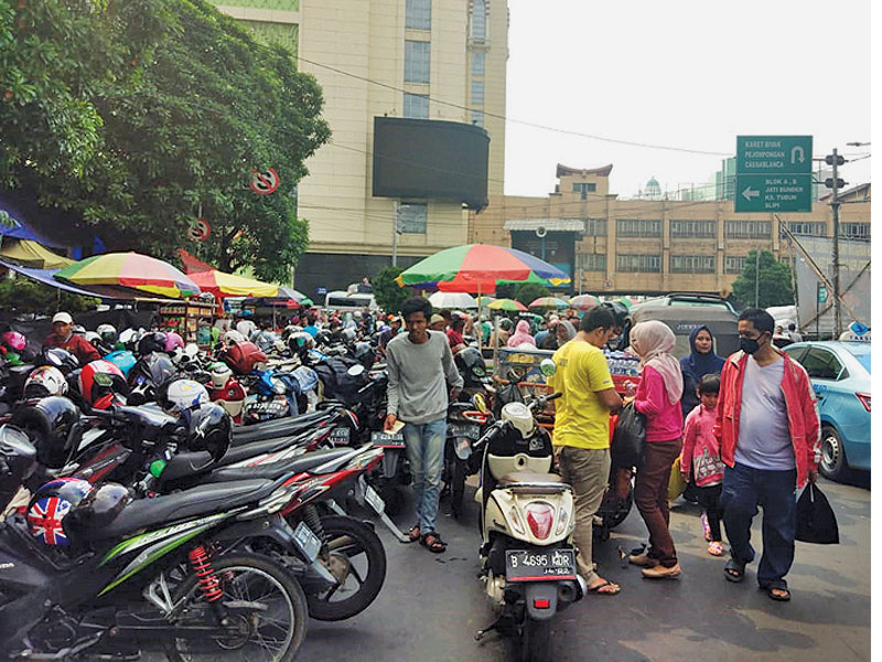  Parkir motor liar di bahu jalan hingga lima baris ke tengah jalan membuat kemacetan di kawasan pusat grosir Tanah Abang, Jakarta Pusat.