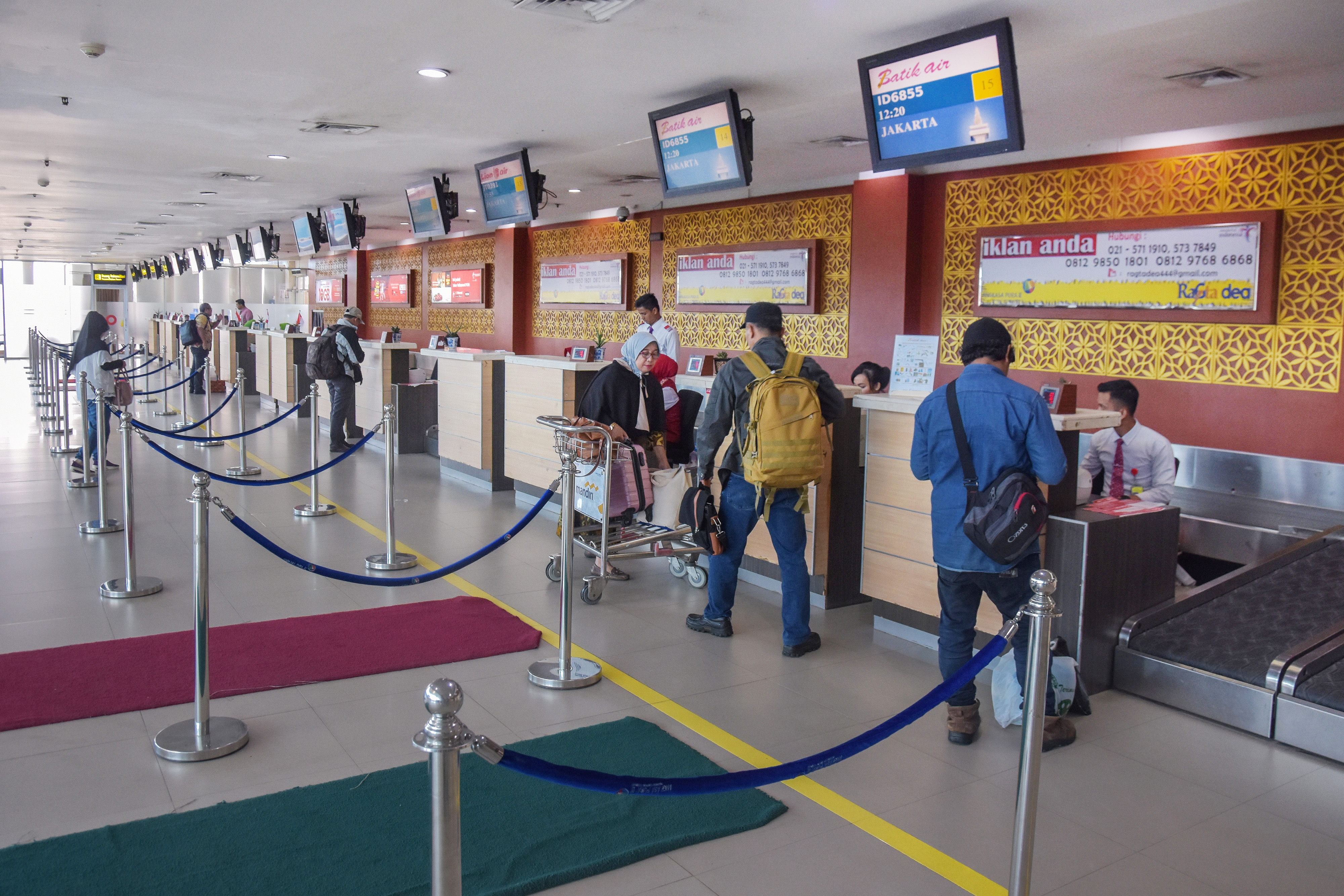 Suasana penukaran tiket pesawat di Bandara Sultan Syarif Kasim II Riau yang mulai sepi karena mahalnya harga tiket pesawat