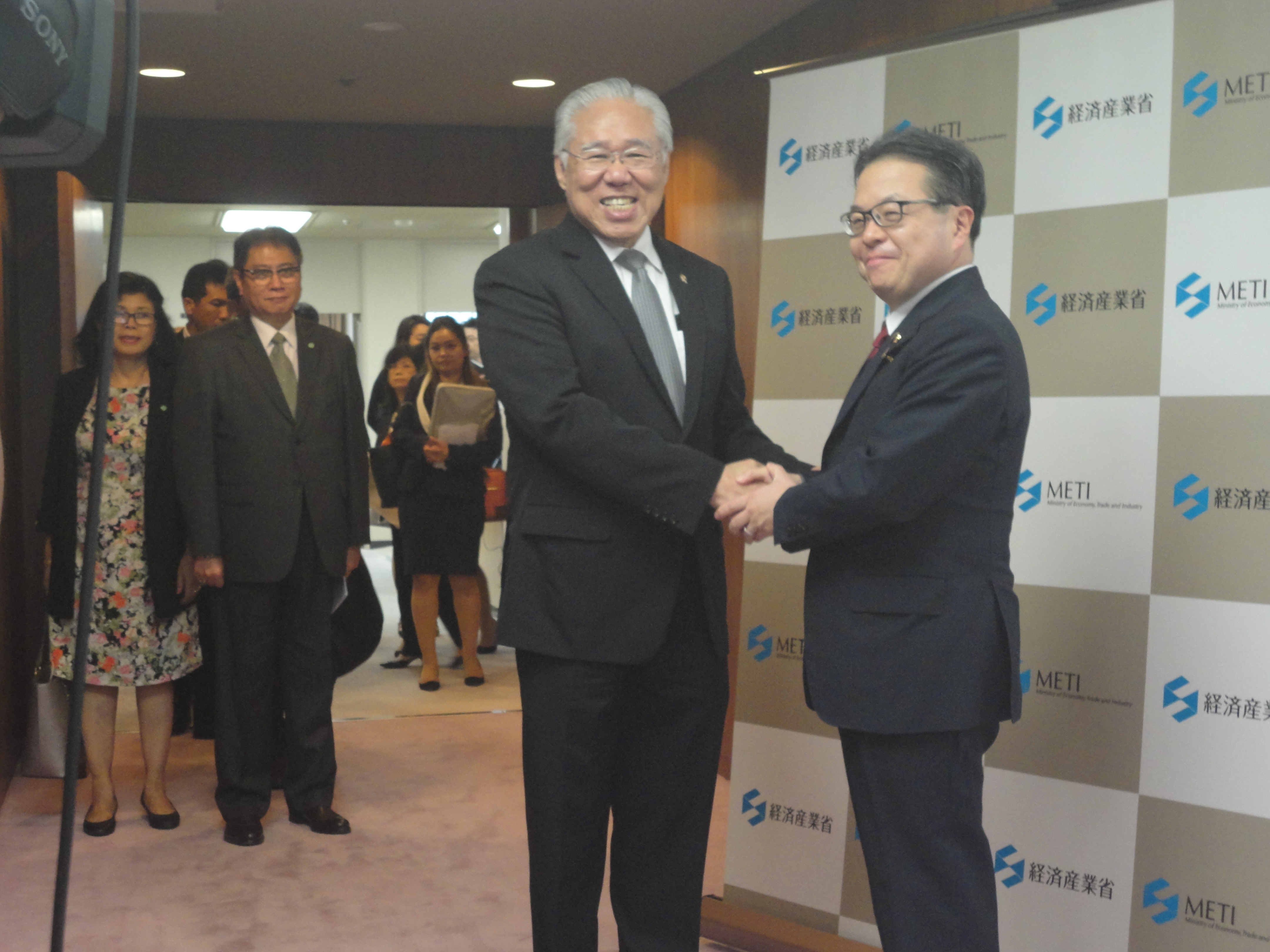  Menteri Perdagangan RI Enggartiasto Lukita berfoto bersama Menteri Ekonomi, Perdagangan, dan Industri (METI) Jepang Hiroshige Seko