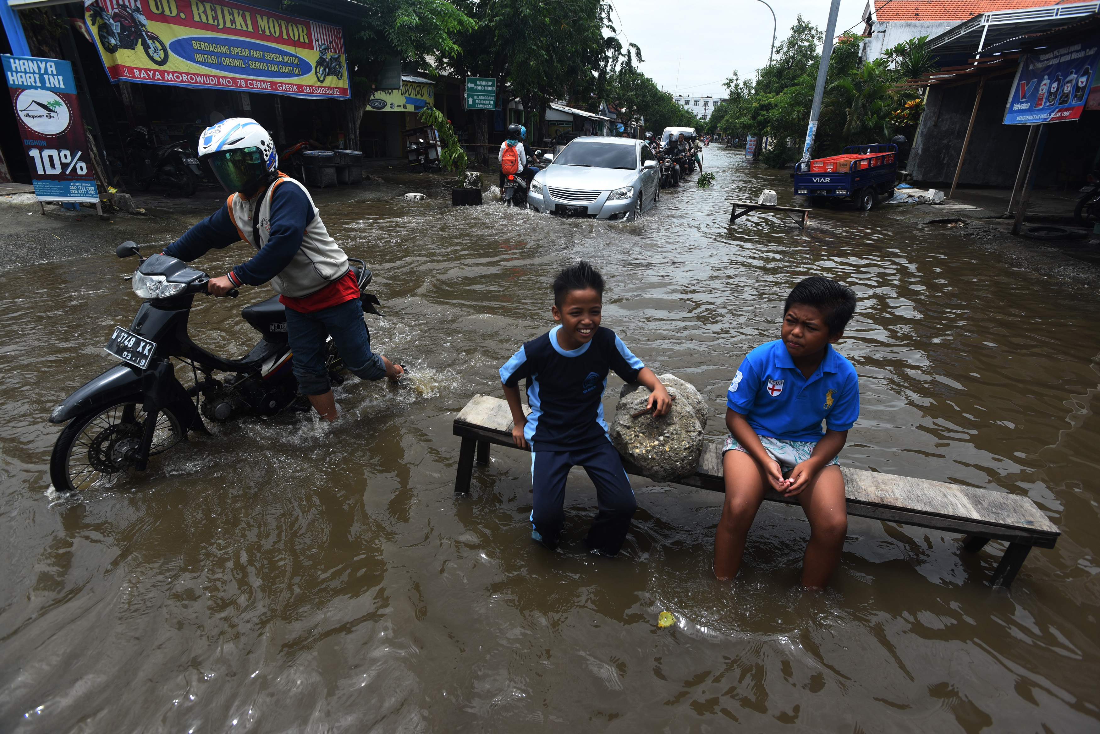 Ribuan rumah di empat kecamatan di Kabupaten Gresik, Jawa Timur dilanda banjir meluapnya Kali Lamong. 