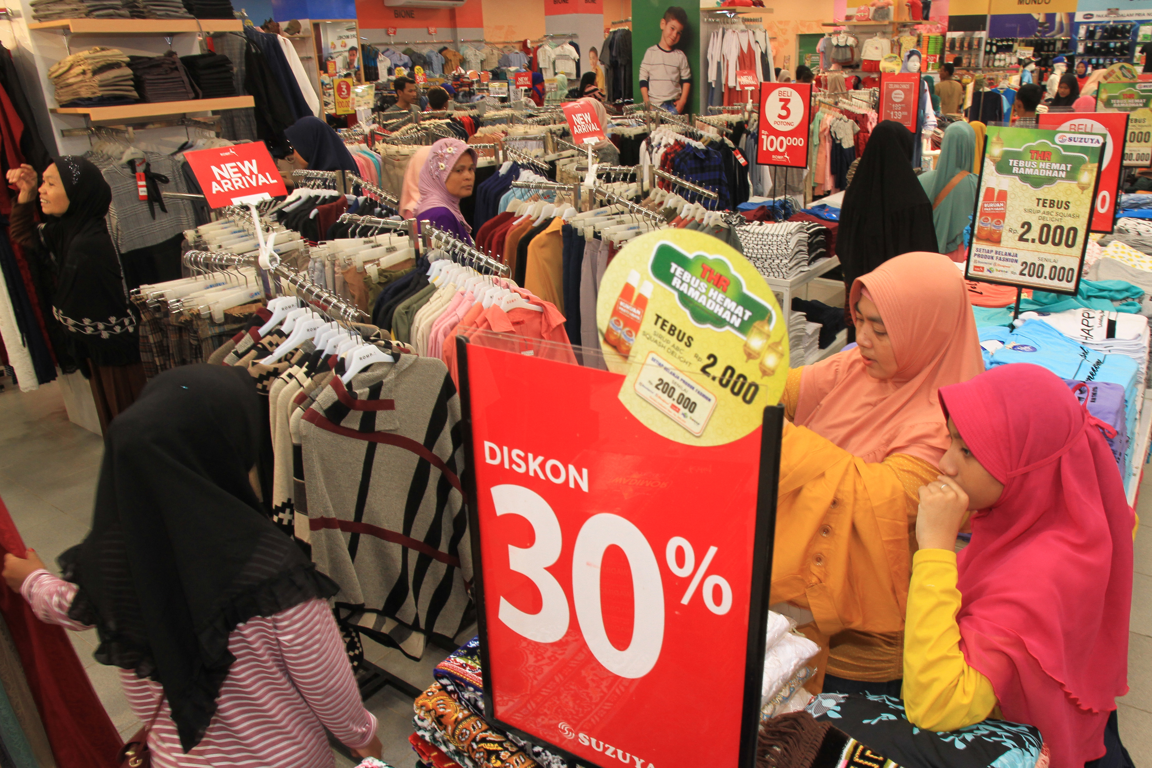 Sejumlah calon pembeli memilih pakaian di salah satu pusat perbelanjaan di Kota Meulaboh, Aceh Barat, Aceh.
