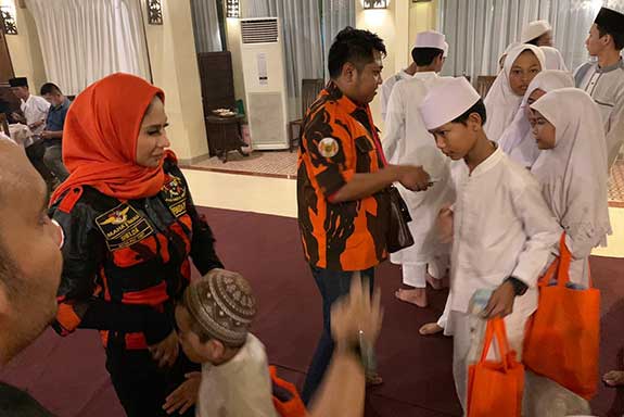  MPC Pemuda Pancasila Jakarta Selatan menggelar acara buka puasa bersama sekaligus pemberian santunan kepada 30 yatim piatu dan fakir miskin