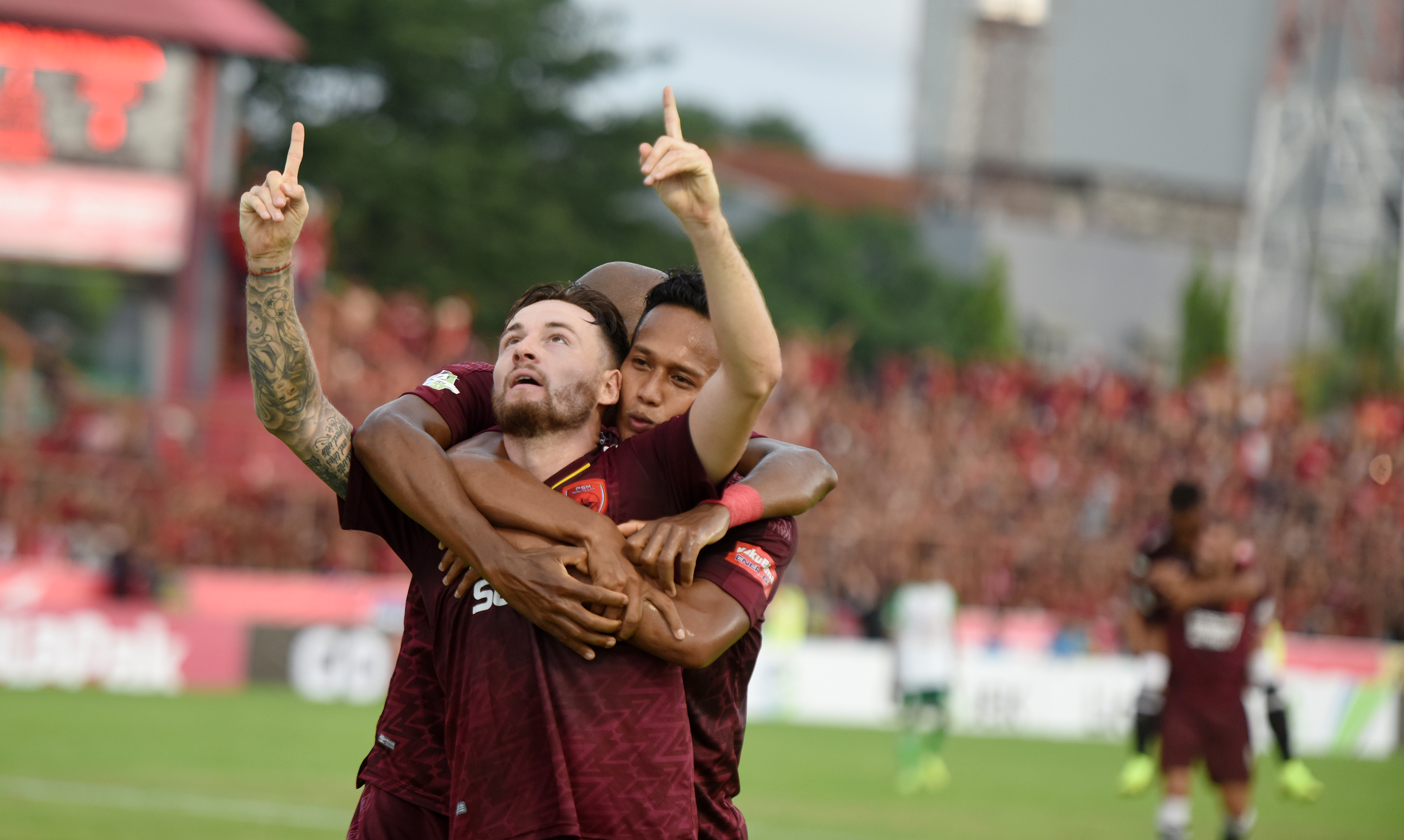 Pesepakbola PSM Makassar Marc Anthony Klok (tengah) merayakan gol bersama rekannya M Rahmat (kanan) dan Alessandro Ferreira (kiri)