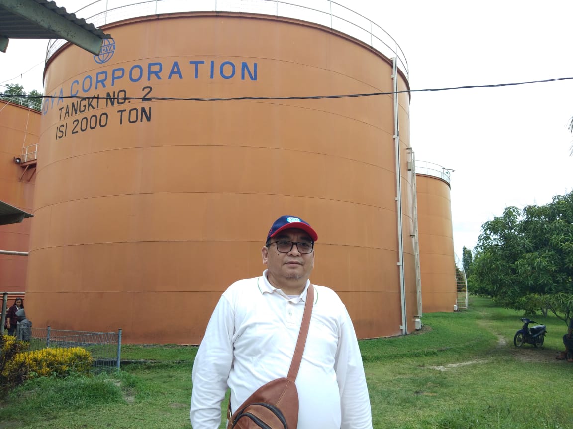 Kuasa Direksi PT UWTL Mochtar Tanong saat mengunjungi pabrik pengolahan CPO di Baras, Pasangkayu, Sulawesi Barat.