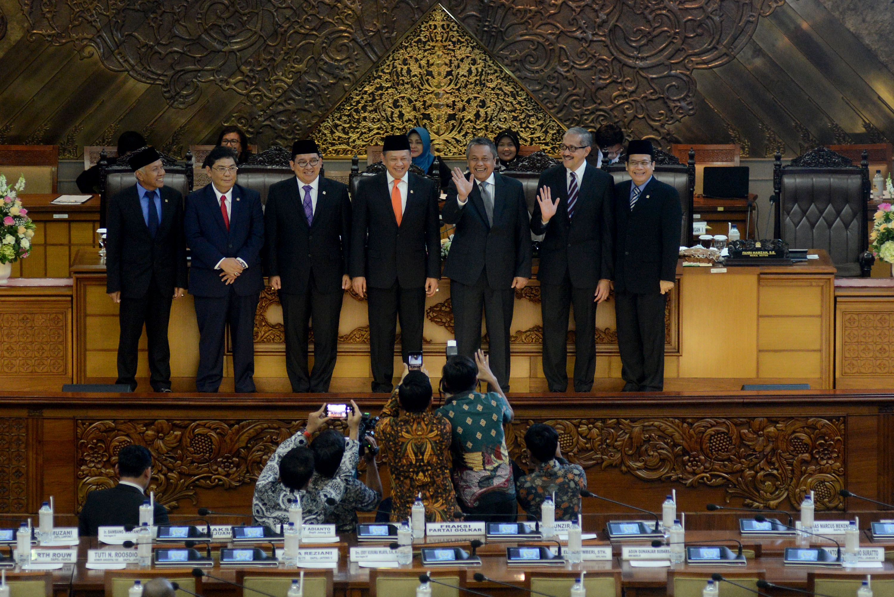 Gubernur Bank Indonesia (BI) terpilih Perry Warjiyo (kedua kanan) dan Deputi Gubenur BI Doddy Budi Waluyo (kedua kanan) diapit Ketua DPR