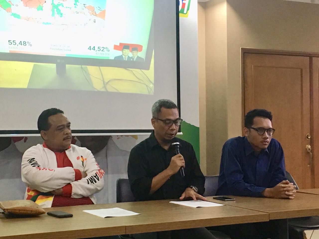 Direktur Komunikasi Politik TKN, Usman Kansong, saat memberikan keterangan di Posko Cemara Jakarta, Kamis (2/5).