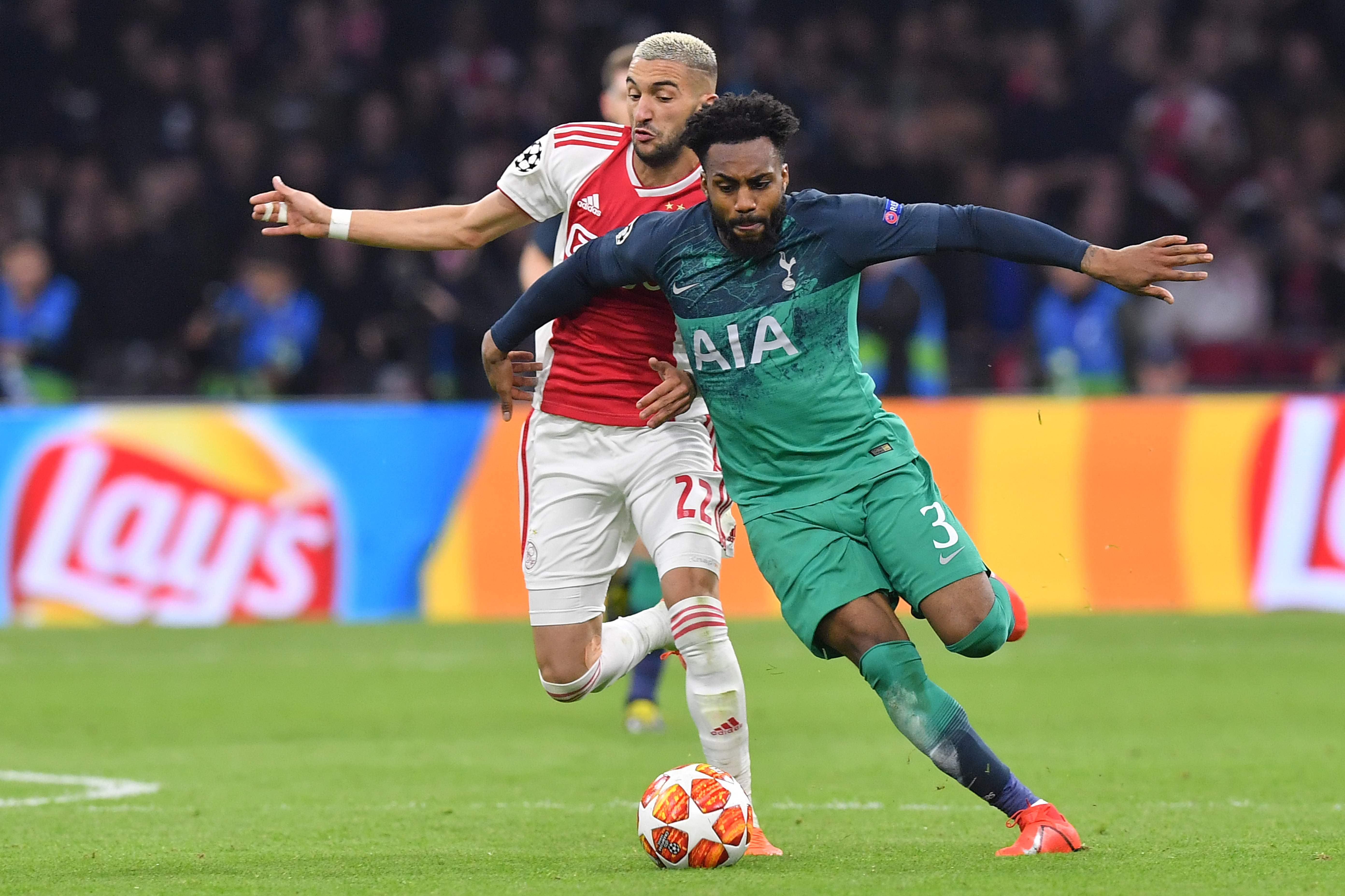 Pemain belakang Spurs Danny Rose (kanan) bertarung dengan pemain Ajax Hakim Ziyech di laga leg kedua semifinal Liga Champions.