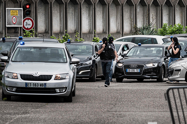 Petugas kepolisian Perancis berhasil menangkap  tiga orang karena ledakan bom di jantung kota tenggara Lyon 