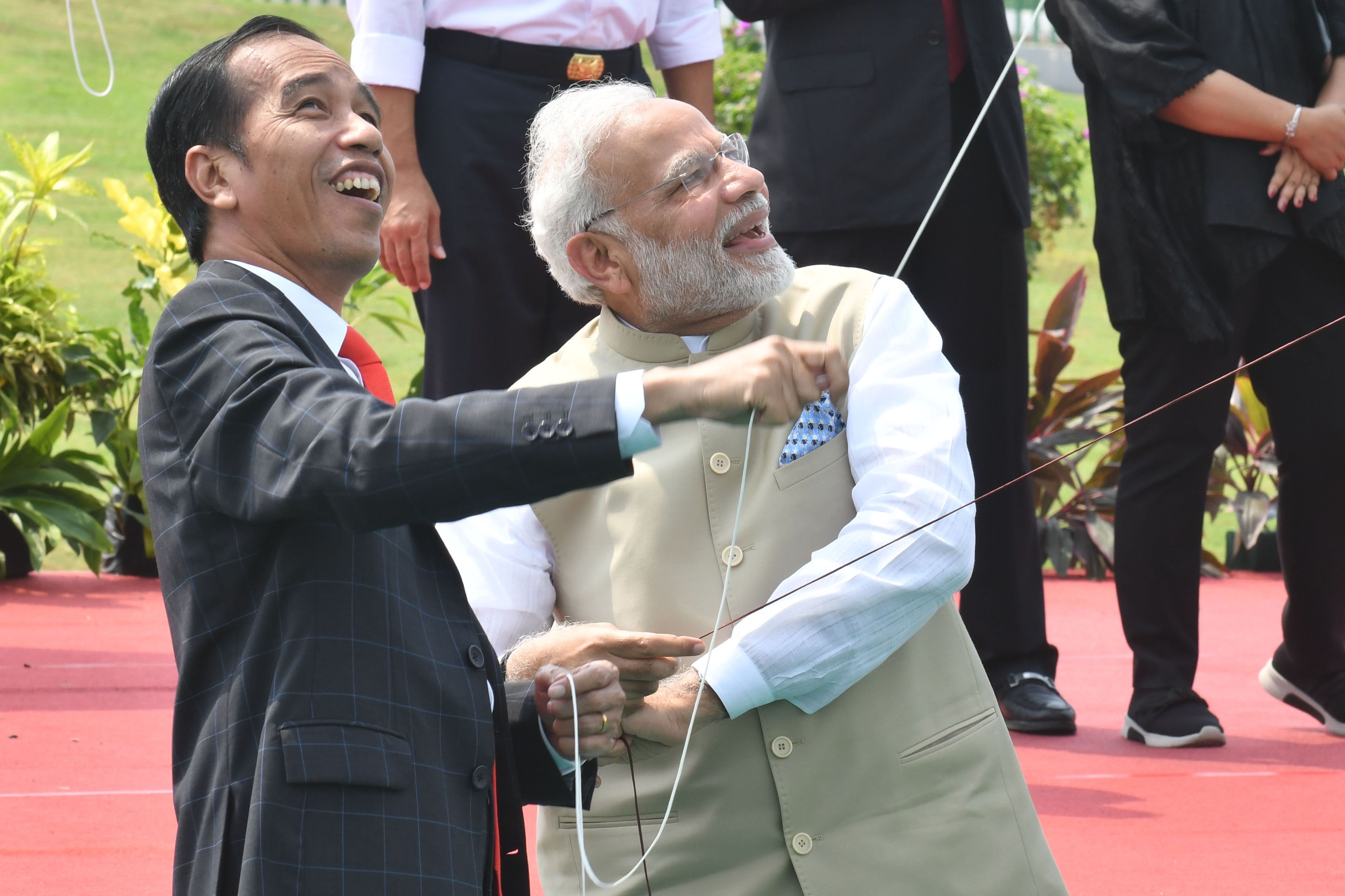 Presiden Joko Widodo (kiri) dan Perdana Menteri India Narenda Modi