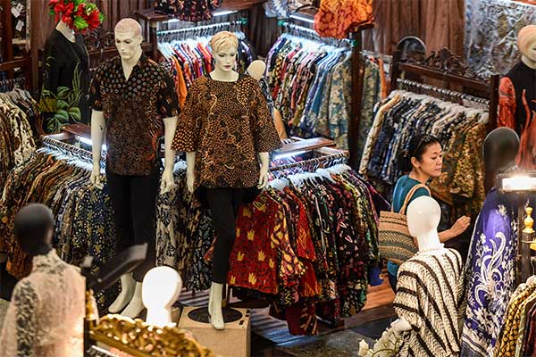 GELAR BATIK NUSANTARA 2019: Pengunjung melihat batik yang dipamerkan pada perhelatan Gelar Batik Nusantara 2019 di Jakarta Convention Center